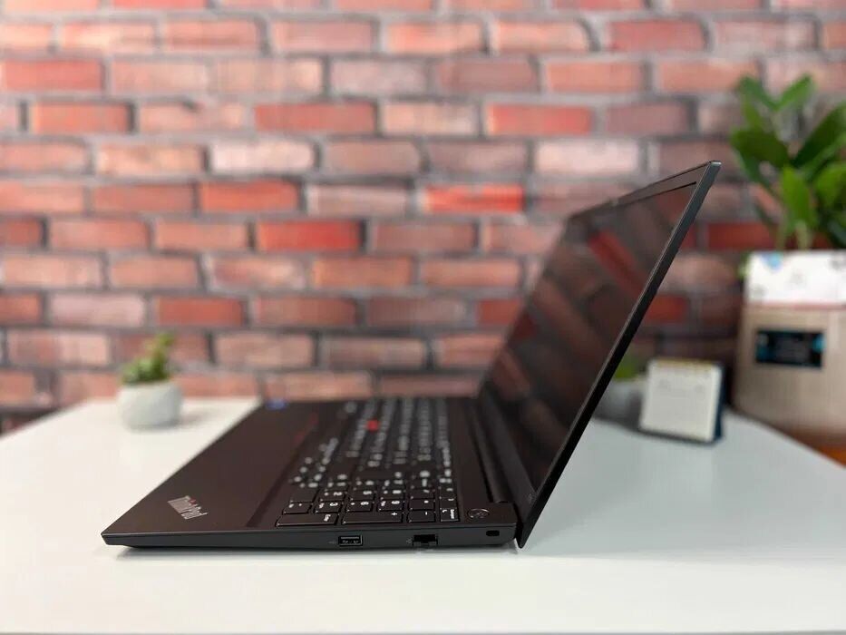 Ультрабук Lenovo ThinkPad E15 G2 / 15.6" (1920x1080) IPS / Intel Core i5-1135G7 (4 (8) ядра по 2.4 - 4.2 GHz) / 8 GB DDR4 / 256 GB SSD / Intel Iris Xe Graphics / WebCam - Зображення 5