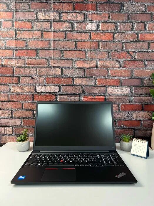 Ультрабук Lenovo ThinkPad E15 G2 / 15.6" (1920x1080) IPS / Intel Core i5-1135G7 (4 (8) ядра по 2.4 - 4.2 GHz) / 8 GB DDR4 / 256 GB SSD / Intel Iris Xe Graphics / WebCam - Зображення 2