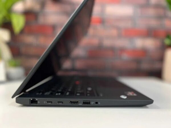 Ультрабук Lenovo ThinkPad T14 Gen 3 / 14" (1920x1080) IPS / AMD Ryzen 5 Pro 6650U (6 (12) ядер по 2.9 - 4.5 GHz) / 16 GB DDR4 / 256 GB SSD M.2 / AMD Radeon 660M Graphics / WebCam - Зображення 4