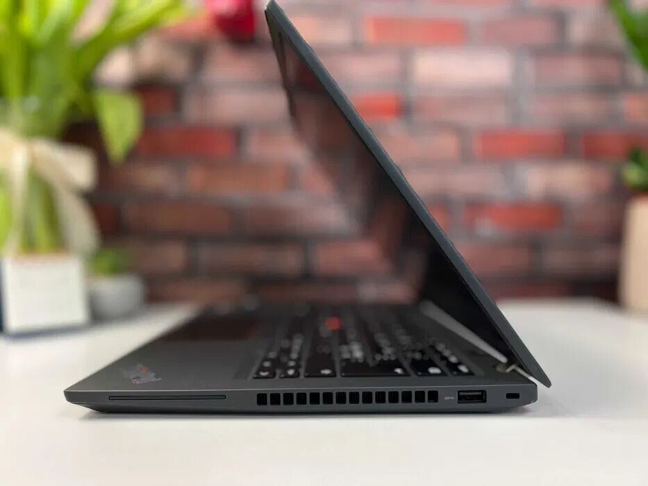 Ультрабук Lenovo ThinkPad T14 Gen 3 / 14" (1920x1080) IPS / AMD Ryzen 5 Pro 6650U (6 (12) ядер по 2.9 - 4.5 GHz) / 16 GB DDR4 / 256 GB SSD M.2 / AMD Radeon 660M Graphics / WebCam - Зображення 5