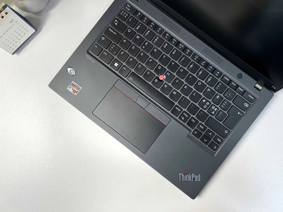 Ультрабук Lenovo ThinkPad T14 Gen 3 / 14" (1920x1080) IPS / AMD Ryzen 5 Pro 6650U (6 (12) ядер по 2.9 - 4.5 GHz) / 16 GB DDR4 / 256 GB SSD M.2 / AMD Radeon 660M Graphics / WebCam - Зображення 3