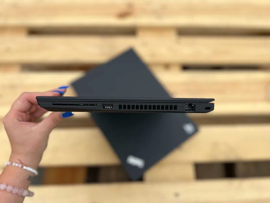 Ультрабук Lenovo ThinkPad T490 / 14" (1920x1080) IPS / Intel Core i5-8365U (4 (8) ядра по 1.6 - 4.1 GHz) / 8 GB DDR4 / 256 GB SSD / Intel UHD Graphics 630 / WebCam / Win 10 Pro - Зображення 4