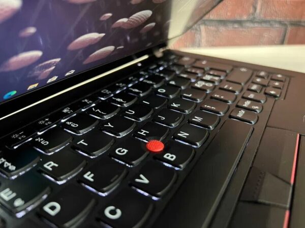 Ультрабук Lenovo ThinkPad X13 Gen 1 / 13.3" (1920x1080) IPS / Intel Core i5-10210U (4 (8) ядра по 1.6 - 4.2 GHz) / 8 GB DDR4 / 256 GB SSD M.2 / Intel UHD Graphics / WebCam - Зображення 3