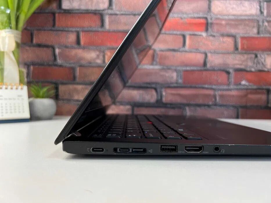Ультрабук Lenovo ThinkPad X13 Gen 1 / 13.3" (1920x1080) IPS / Intel Core i5-10210U (4 (8) ядра по 1.6 - 4.2 GHz) / 8 GB DDR4 / 256 GB SSD M.2 / Intel UHD Graphics / WebCam - Зображення 4