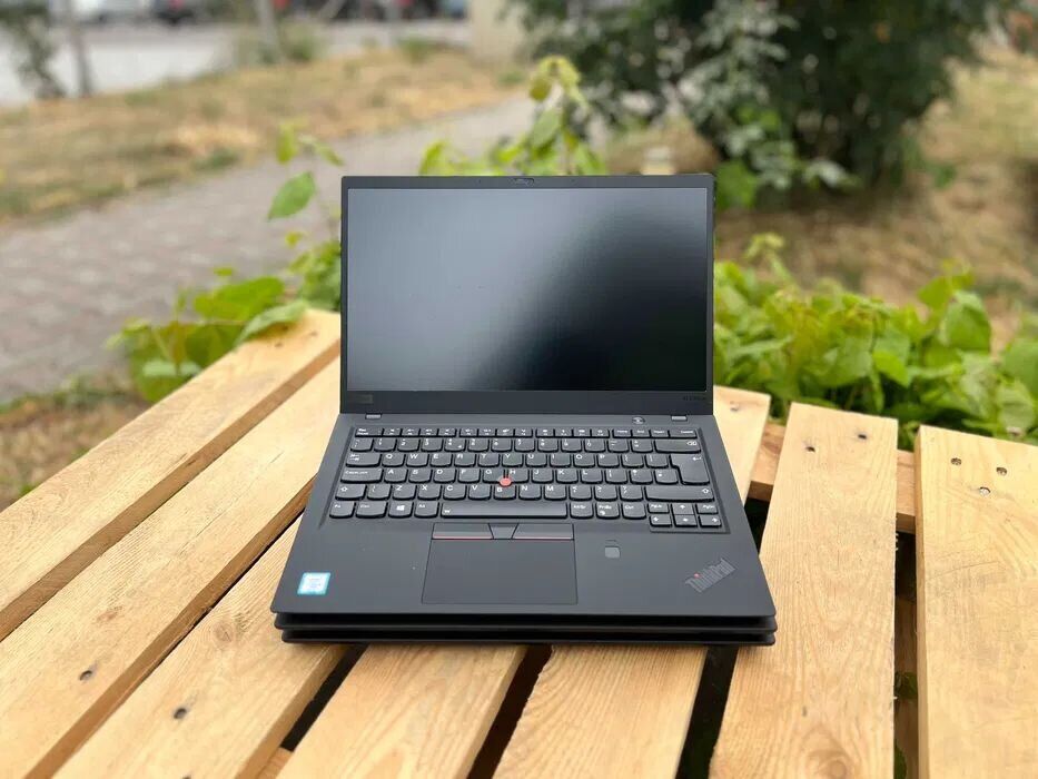 Ультрабук Lenovo ThinkPad X1 Carbon G6 / 14" (1920x1080) IPS / Intel Core i5-8350U (4 (8) ядра по 1.7 - 3.6 GHz) / 8 GB DDR3 / 256 GB SSD M.2 / Intel UHD Graphics 620 / WebCam - Зображення 2