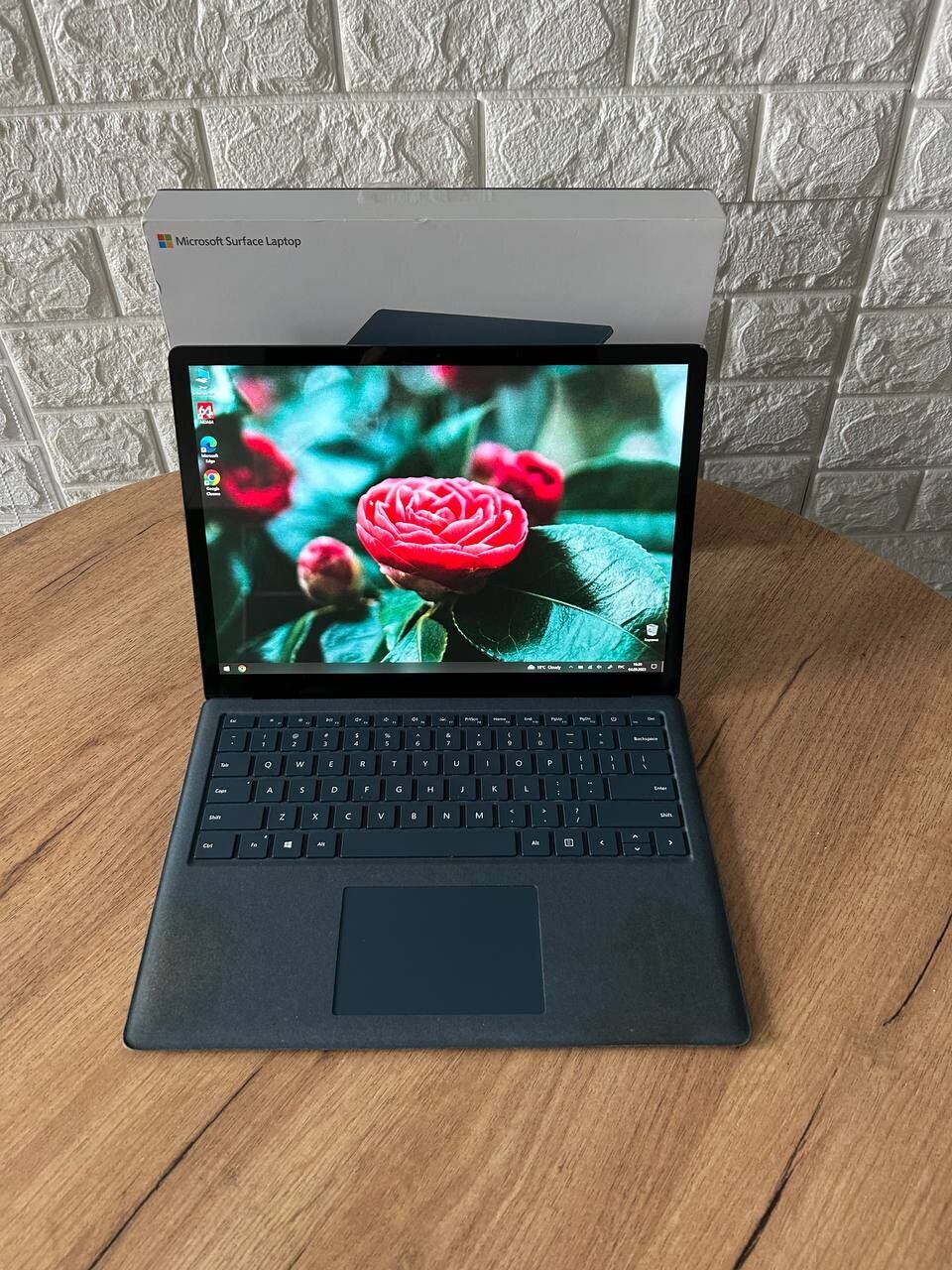 Ультрабук Б-клас Microsoft Surface Laptop 2 / 13.5" (2256x1504) IPS Touch / Intel Core i5-8250U (4 (8) ядра по 1.6 - 3.4 GHz) / 8 GB DDR3 / 256 GB SSD M.2 / Intel UHD Graphics 620 / WebCam / HDMI - Зображення 2