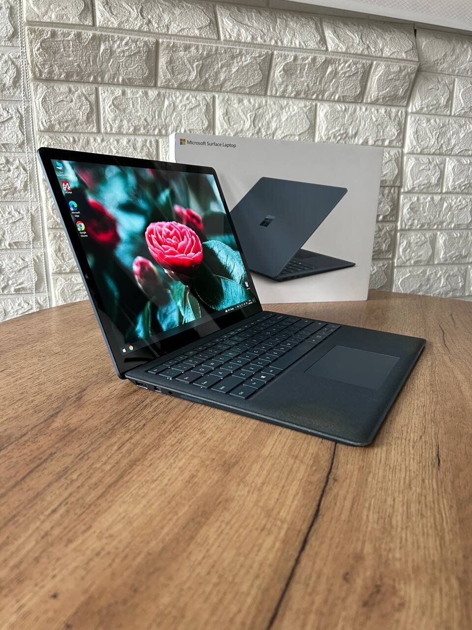 Ультрабук Б-клас Microsoft Surface Laptop 2 / 13.5" (2256x1504) IPS Touch / Intel Core i5-8250U (4 (8) ядра по 1.6 - 3.4 GHz) / 8 GB DDR3 / 256 GB SSD M.2 / Intel UHD Graphics 620 / WebCam / HDMI - Зображення 4
