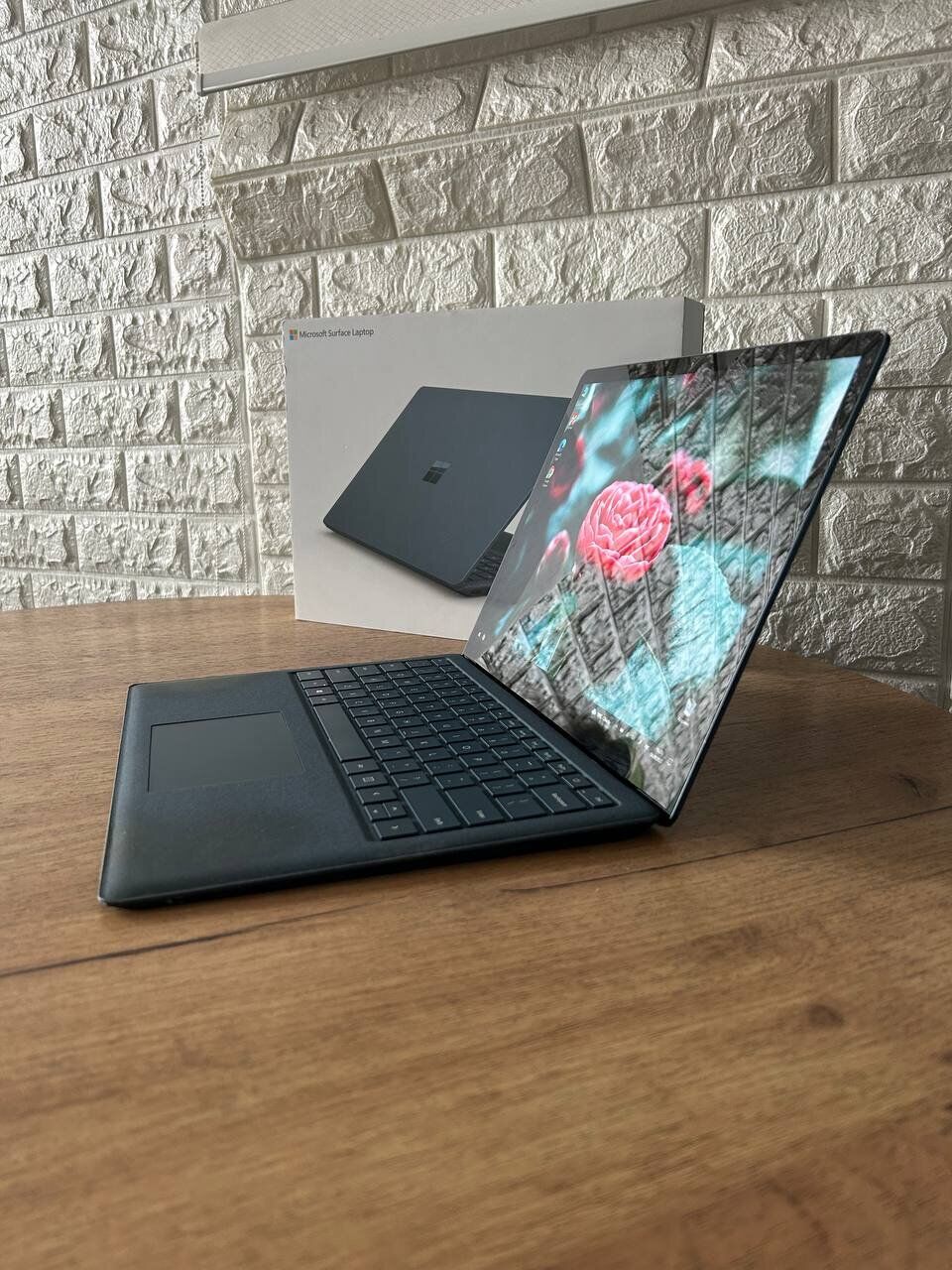 Ультрабук Б-клас Microsoft Surface Laptop 2 / 13.5" (2256x1504) IPS Touch / Intel Core i5-8250U (4 (8) ядра по 1.6 - 3.4 GHz) / 8 GB DDR3 / 256 GB SSD M.2 / Intel UHD Graphics 620 / WebCam / HDMI - Зображення 5
