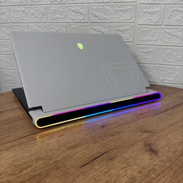 Ігровий ноутбук Dell Alienware x17 R1 White / 17.3" (1920x1080) IPS / Intel Core i7-11800H (8 (16) ядер по 2.3 - 4.6 GHz) / 16 GB DDR4 / 1000 GB SSD NVMe / nVidia GeForce RTX 3070, 8 GB GDDR6, 256-bit / WebCam - Зображення 6