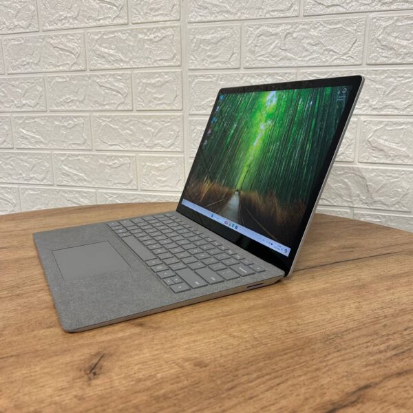 Ультрабук Б-клас Microsoft Surface Laptop 1 / 13.5" (2256x1504) IPS Touch / Intel Core i5-7200U (2 (4) ядра по 2.5 - 3.1 GHz) / 8 GB DDR4 / 256 GB SSD / Intel HD Graphics 620 / WebCam - Зображення 6