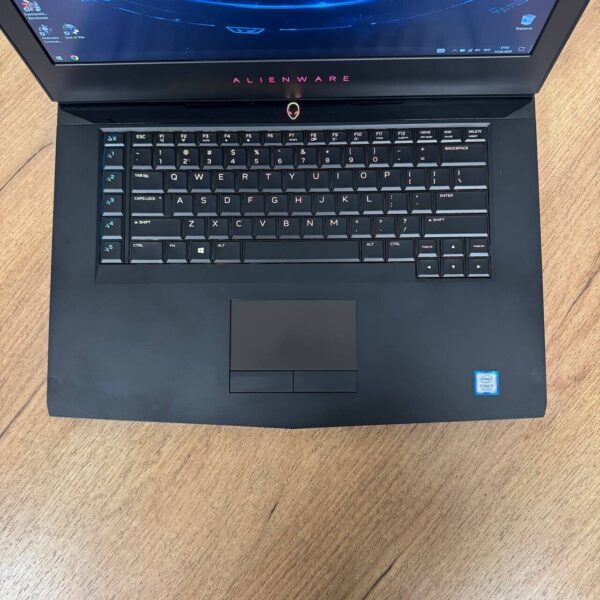 Ігровий ноутбук Б-клас Dell Alienware 15 R3 / 15.6" (1920x1080) IPS / Intel Core i7-7700HQ (4 (8) ядра по 2.8 - 3.8 GHz) / 16 GB DDR4 / 128 GB SSD NVMe + 1000 GB HDD / nVidia GeForce GTX 1070, 8 GB GDDR5, 256-bit / WebCam - Зображення 7