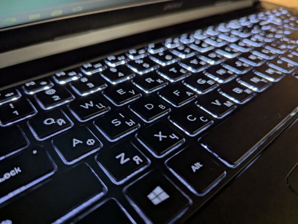 Ноутбук Dell Inspiron 15-5545 / 15.6" (1366x768) TN / AMD A8-7100 (4 ядра по 1.8 - 3.0 GHz) / 8 GB DDR3 / 240 GB SSD / AMD Radeon R5 Graphics / WebCam / Windows 10 - Зображення 6