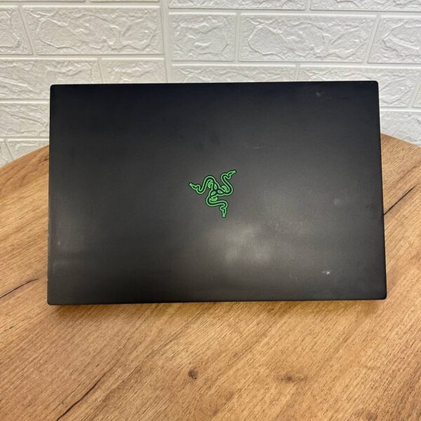 Ігровий ноутбук Б-клас Razer Blade 15 RZ09-02385 / 15.6" (1920x1080) IPS / Intel Core i7-8750H (6 (12) ядер по 2.2 - 4.1 GHz) / 16 GB DDR4 / 256 GB SSD NVMe / nVidia GeForce GTX 1060 Max-Q, 6 GB GDDR5, 192-bit - Зображення 3