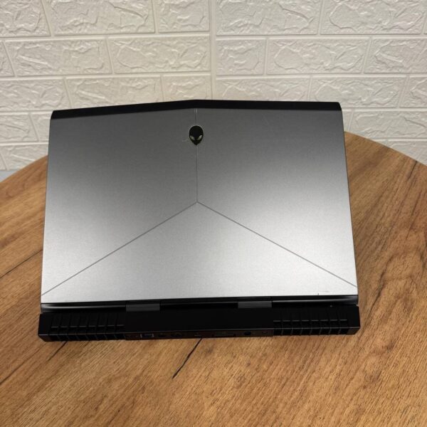 Ігровий ноутбук Б-клас Dell Alienware 15 R3 / 15.6" (1920x1080) IPS / Intel Core i7-7700HQ (4 (8) ядра по 2.8 - 3.8 GHz) / 16 GB DDR4 / 128 GB SSD NVMe + 1000 GB HDD / nVidia GeForce GTX 1070, 8 GB GDDR5, 256-bit / WebCam - Зображення 3