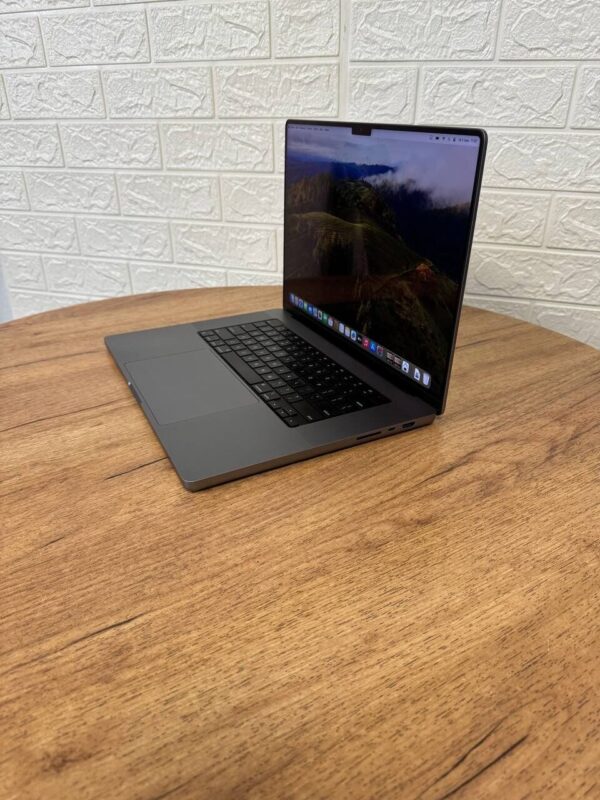 Ультрабук Apple MacBook Pro 16 2021 A2485 / 16.2" (3456x2234) IPS / Apple M1 Pro (10 ядер по 3.2 GHz) / 32 GB DDR5 / 512 GB SSD / Apple M1 Pro Graphics / WebCam / MacOS - Зображення 5