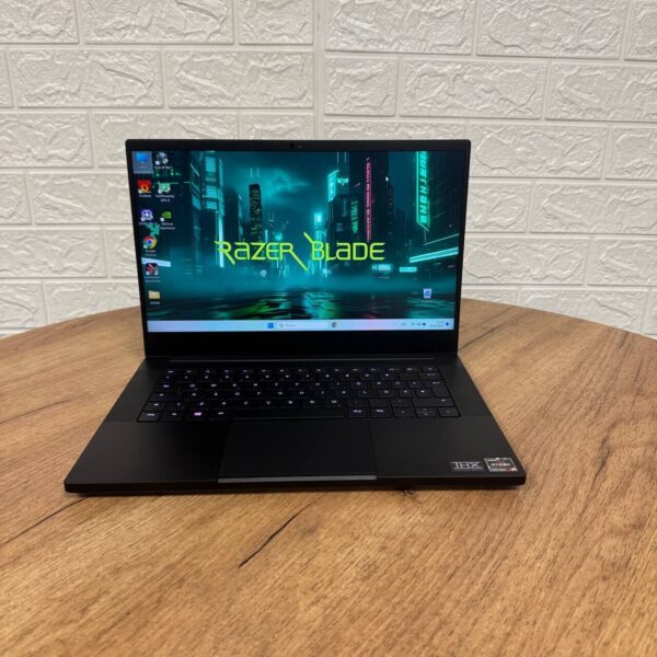Ігровий ноутбук Razer Blade 14 RZ09-0370 / 14" (2560x1440) IPS / AMD Ryzen 9 5900HX (8 (16) ядер по 3.3 - 4.6 GHz) / 16 GB DDR4 / 1000 GB SSD NVMe / nVidia GeForce RTX 3070, 8 GB GDDR6, 256-bit / WebCam - Зображення 2