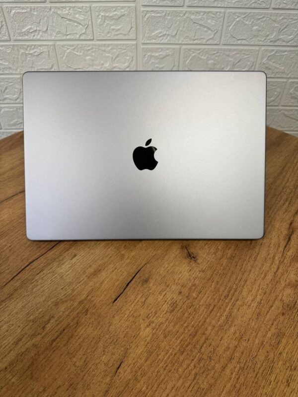 Ультрабук Apple MacBook Pro 16 2021 A2485 / 16.2" (3456x2234) IPS / Apple M1 Pro (10 ядер по 3.2 GHz) / 32 GB DDR5 / 512 GB SSD / Apple M1 Pro Graphics / WebCam / MacOS - Зображення 3