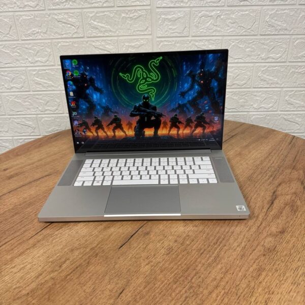 Ігровий ноутбук Razer Blade 15 RZ09-0328 Silver / 15.6" (3840x2160) OLED / Intel Core i7-10750H (6 (12) ядер по 2.6 - 5.0 GHz) / 16 GB DDR4 / 512 GB SSD NVMe / nVidia GeForce RTX 2070 Max-Q, 8 GB GDDR6, 256-bit / WebCam - Зображення 2