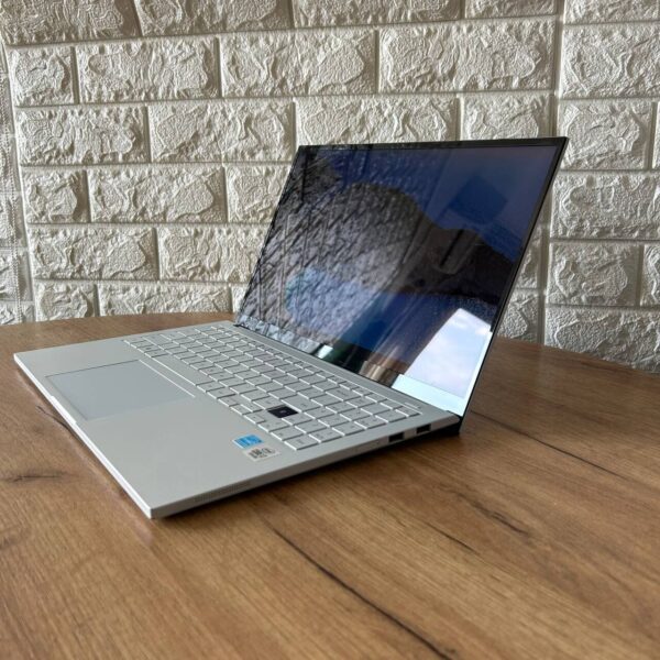 Ультрабук Б-клас Samsung Galaxy Book Ion White NP950XCJ-K02US / 15.6" (1920x1080) OLED / Intel Core i7-10510U (4 (8) ядра по 1.8 - 4.9 GHz) / 16 GB DDR4 / 256 GB SSD M.2 / Intel UHD Graphics / WebCam - Зображення 5