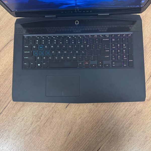 Ігровий ноутбук Б-клас Dell Alienware m17 / 17.3" (1920x1080) IPS / Intel Core i7-8750H (6 (12) ядер по 2.2 - 4.1 GHz) / 16 GB DDR4 / 128 GB SSD M.2 + 1000 GB HDD / nVidia GeForce RTX 2070 Max-Q, 8 GB GDDR6, 256-bit / WebCam - Зображення 7
