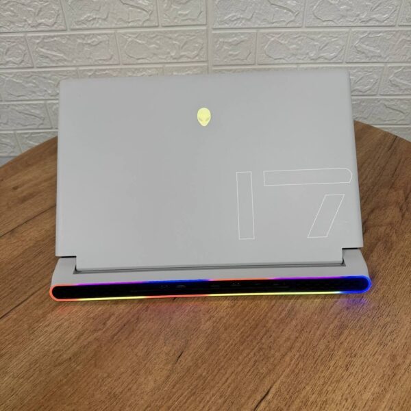 Ігровий ноутбук Dell Alienware x17 R1 White / 17.3" (1920x1080) IPS / Intel Core i7-11800H (8 (16) ядер по 2.3 - 4.6 GHz) / 16 GB DDR4 / 1000 GB SSD NVMe / nVidia GeForce RTX 3070, 8 GB GDDR6, 256-bit / WebCam - Зображення 3