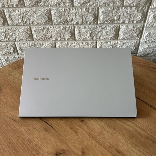Ультрабук Б-клас Samsung Galaxy Book Ion White NP950XCJ-K02US / 15.6" (1920x1080) OLED / Intel Core i7-10510U (4 (8) ядра по 1.8 - 4.9 GHz) / 16 GB DDR4 / 256 GB SSD M.2 / Intel UHD Graphics / WebCam - Зображення 3