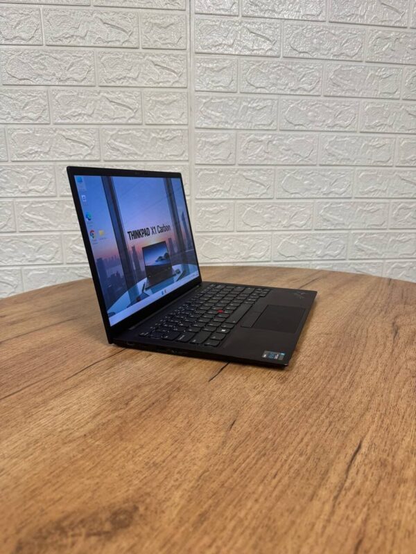 Ультрабук Lenovo ThinkPad X1 Carbon Gen 9 / 14" (3840x2400) IPS / Intel Core i7-1185G7 (4 (8) ядра по 3.0 - 4.8 GHz) / 16 GB DDR4 / 512 GB SSD / Intel Iris Xe Graphics / WebCam - Зображення 4