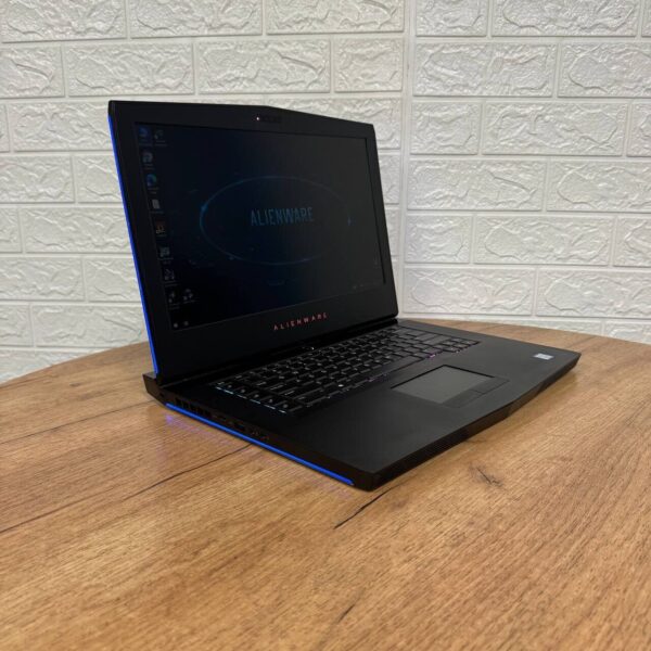 Ігровий ноутбук Б-клас Dell Alienware 15 R3 / 15.6" (1920x1080) IPS / Intel Core i7-7700HQ (4 (8) ядра по 2.8 - 3.8 GHz) / 16 GB DDR4 / 128 GB SSD NVMe + 1000 GB HDD / nVidia GeForce GTX 1070, 8 GB GDDR5, 256-bit / WebCam - Зображення 4