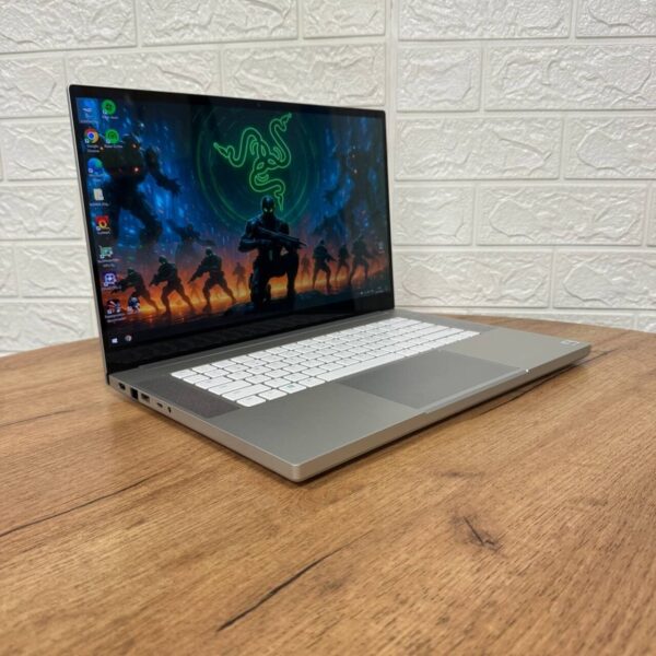 Ігровий ноутбук Razer Blade 15 RZ09-0328 Silver / 15.6" (3840x2160) OLED / Intel Core i7-10750H (6 (12) ядер по 2.6 - 5.0 GHz) / 16 GB DDR4 / 512 GB SSD NVMe / nVidia GeForce RTX 2070 Max-Q, 8 GB GDDR6, 256-bit / WebCam - Зображення 4