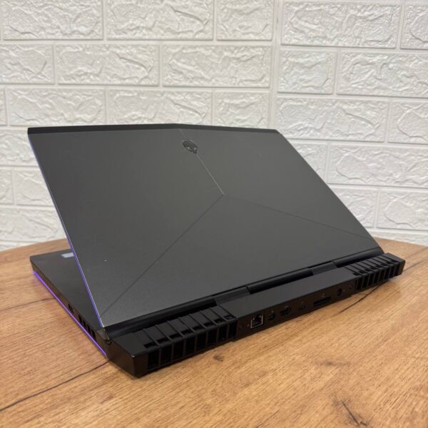 Ігровий ноутбук Б-клас Dell Alienware 15 R3 / 15.6" (1920x1080) IPS / Intel Core i7-7700HQ (4 (8) ядра по 2.8 - 3.8 GHz) / 16 GB DDR4 / 128 GB SSD NVMe + 1000 GB HDD / nVidia GeForce GTX 1070, 8 GB GDDR5, 256-bit / WebCam - Зображення 6