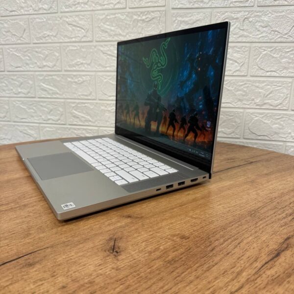 Ігровий ноутбук Razer Blade 15 RZ09-0328 Silver / 15.6" (3840x2160) OLED / Intel Core i7-10750H (6 (12) ядер по 2.6 - 5.0 GHz) / 16 GB DDR4 / 512 GB SSD NVMe / nVidia GeForce RTX 2070 Max-Q, 8 GB GDDR6, 256-bit / WebCam - Зображення 5