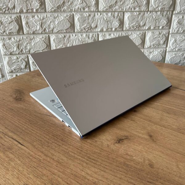 Ультрабук Б-клас Samsung Galaxy Book Ion White NP950XCJ-K02US / 15.6" (1920x1080) OLED / Intel Core i7-10510U (4 (8) ядра по 1.8 - 4.9 GHz) / 16 GB DDR4 / 256 GB SSD M.2 / Intel UHD Graphics / WebCam - Зображення 6