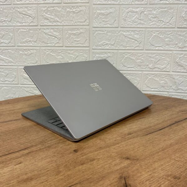Ультрабук Б-клас Microsoft Surface Laptop 1 / 13.5" (2256x1504) IPS Touch / Intel Core i5-7200U (2 (4) ядра по 2.5 - 3.1 GHz) / 8 GB DDR4 / 256 GB SSD / Intel HD Graphics 620 / WebCam - Зображення 4