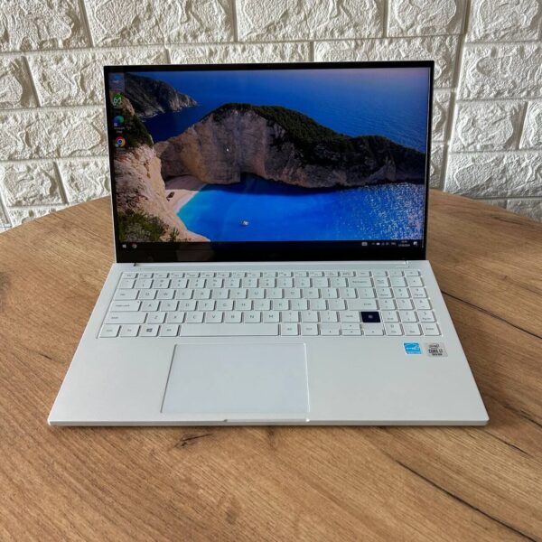 Ультрабук Б-клас Samsung Galaxy Book Ion White NP950XCJ-K02US / 15.6" (1920x1080) OLED / Intel Core i7-10510U (4 (8) ядра по 1.8 - 4.9 GHz) / 16 GB DDR4 / 256 GB SSD M.2 / Intel UHD Graphics / WebCam - Зображення 2