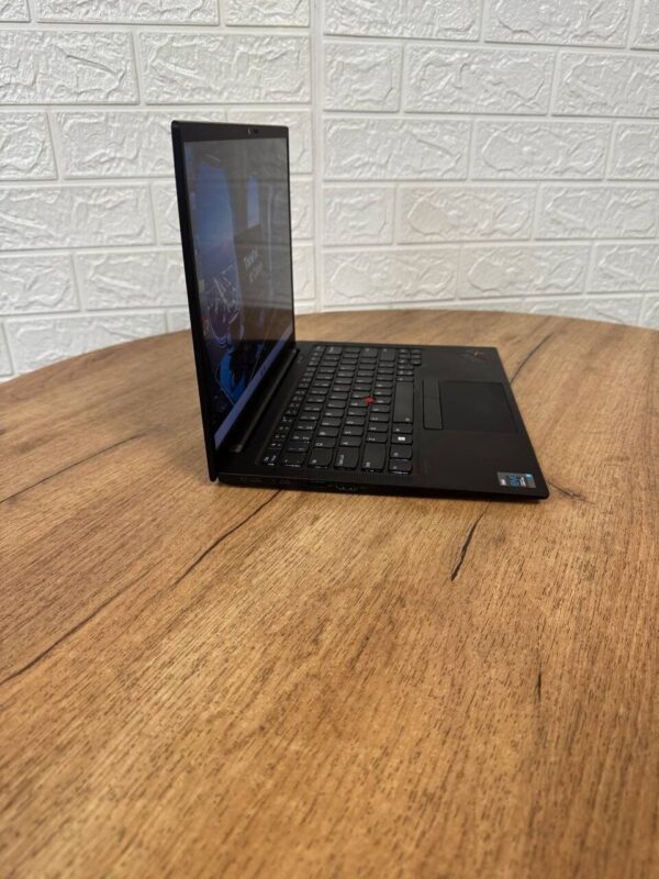 Ультрабук Б-клас Lenovo ThinkPad X1 Carbon Gen 9 / 14" (1920x1200) IPS / Intel Core i7-1185G7 (4 (8) ядра по 3.0 - 4.8 GHz) / 16 GB DDR4 / 512 GB SSD / Intel Iris Xe Graphics / WebCam - Зображення 4
