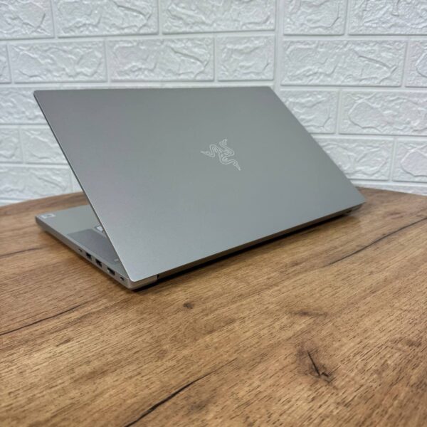 Ігровий ноутбук Razer Blade 15 RZ09-0328 Silver / 15.6" (3840x2160) OLED / Intel Core i7-10750H (6 (12) ядер по 2.6 - 5.0 GHz) / 16 GB DDR4 / 512 GB SSD NVMe / nVidia GeForce RTX 2070 Max-Q, 8 GB GDDR6, 256-bit / WebCam - Зображення 6
