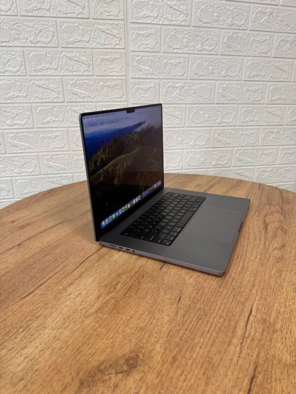 Ультрабук Apple MacBook Pro 16 2021 A2485 / 16.2" (3456x2234) IPS / Apple M1 Pro (10 ядер по 3.2 GHz) / 32 GB DDR5 / 512 GB SSD / Apple M1 Pro Graphics / WebCam / MacOS - Зображення 4
