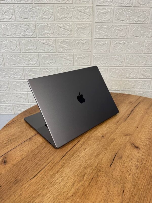Ультрабук Apple MacBook Pro 16 2021 A2485 / 16.2" (3456x2234) IPS / Apple M1 Pro (10 ядер по 3.2 GHz) / 32 GB DDR5 / 512 GB SSD / Apple M1 Pro Graphics / WebCam / MacOS - Зображення 6