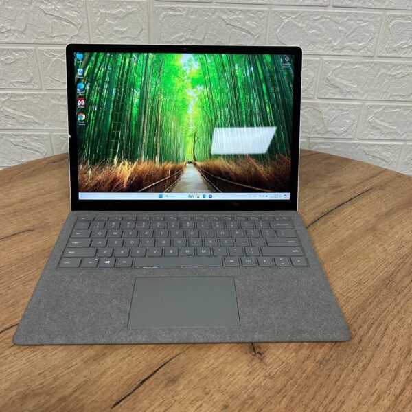Ультрабук Б-клас Microsoft Surface Laptop 1 / 13.5" (2256x1504) IPS Touch / Intel Core i5-7200U (2 (4) ядра по 2.5 - 3.1 GHz) / 8 GB DDR4 / 256 GB SSD / Intel HD Graphics 620 / WebCam - Зображення 2