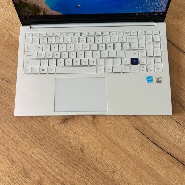 Ультрабук Б-клас Samsung Galaxy Book Ion White NP950XCJ-K02US / 15.6" (1920x1080) OLED / Intel Core i7-10510U (4 (8) ядра по 1.8 - 4.9 GHz) / 16 GB DDR4 / 256 GB SSD M.2 / Intel UHD Graphics / WebCam - Зображення 7
