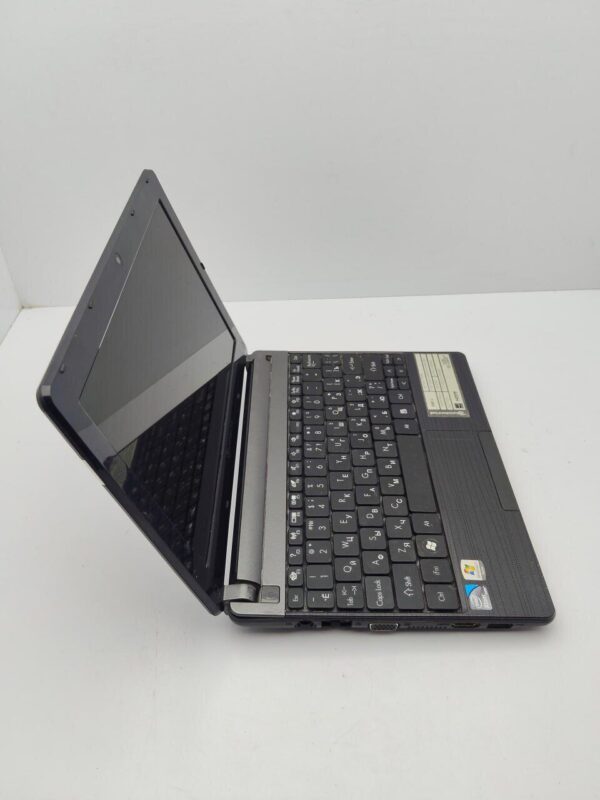 Нетбук Acer Aspire One / 10.1" (1024x768) TN / Intel Atom N2600 (2 (4) ядра по 1.6 GHz) / 4 GB DDR3 / 120 GB HDD / Intel HD Graphics / WebCam / Не тримає - Зображення 5