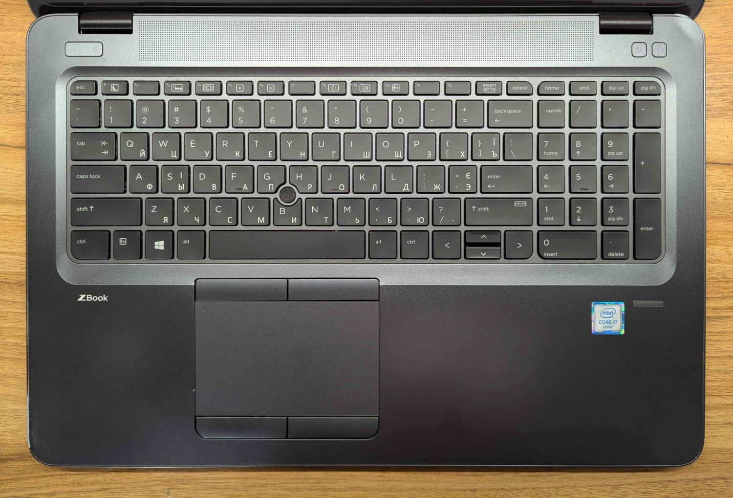 Ноутбук Б-клас HP zBook 15u G3 / 15.6" (1920x1080) IPS / Intel Core i7-6500U (2 (4) ядра по 2.5 - 3.1 GHz) / 8 GB DDR4 / 256 GB SSD / AMD FirePro W4190M, 2 GB GDDR5, 128-bit / WebCam / Fingerprint / Windows 10 - Зображення 4