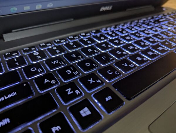 Ноутбук Dell Inspiron 5567 / 15.6" (1366x768) TN / Intel Core i5-7200U (2 (4) ядра по 2.5 - 3.1 GHz) / 8 GB DDR4 / 240 GB SSD / Intel HD Graphics 620 / WebCam / Windows 10 - Зображення 6