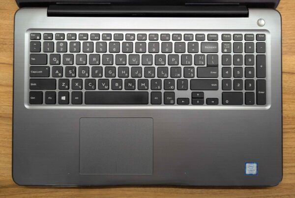 Ноутбук Dell Inspiron 5567 / 15.6" (1366x768) TN / Intel Core i5-7200U (2 (4) ядра по 2.5 - 3.1 GHz) / 8 GB DDR4 / 240 GB SSD / Intel HD Graphics 620 / WebCam / Windows 10 - Зображення 3