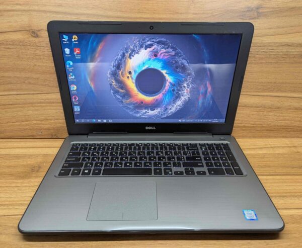 Ноутбук Dell Inspiron 5567 / 15.6" (1366x768) TN / Intel Core i5-7200U (2 (4) ядра по 2.5 - 3.1 GHz) / 8 GB DDR4 / 240 GB SSD / Intel HD Graphics 620 / WebCam / Windows 10 - Зображення 2