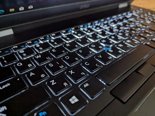 Ноутбук Dell Latitude E5570 / 15.6" (1920x1080) IPS / Intel Core i7-6600U (2 (4) ядра по 2.6 - 3.4 GHz) / 16 GB DDR4 / 500 GB SSD / AMD Radeon R7 M360, 2 GB DDR3, 64-bit / WebCam / Windows 10 - Зображення 6