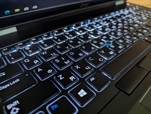 Ноутбук Dell Latitude E5570 / 15.6" (1920x1080) IPS / Intel Core i7-6820HQ (4 (8) ядра по 2.7 - 3.6 GHz) / 16 GB DDR4 / 512 GB SSD / AMD Radeon R7 M370, 2 GB GDDR5, 128-bit / WebCam / Windows 10 - Зображення 6