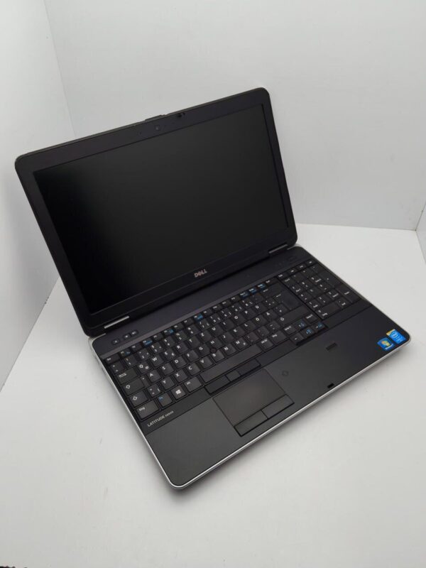 Ноутбук Dell Latitude E6540 / 15.6" (1366x768) TN / Intel Core i7-4810MQ (4 (8) ядра по 2.8 - 3.8 GHz) / 8 GB DDR3 / 240 GB SSD / Intel HD Graphics 4600 / WebCam - Зображення 3