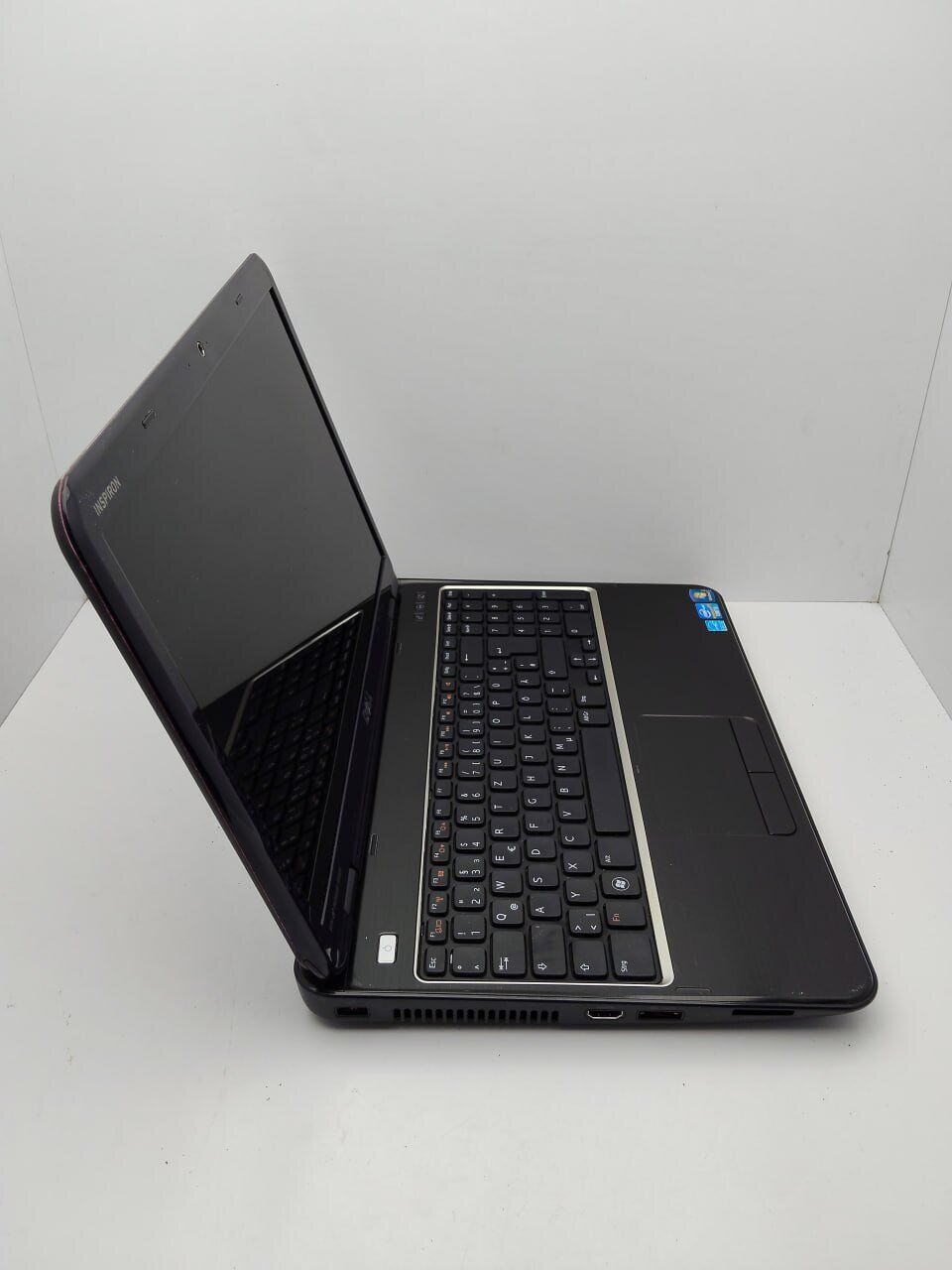 Ноутбук Dell N5110M / 15.6" (1366x768) TN / Intel Core i3-2350M (2 (4) ядра по 2.3 GHz) / 6 GB DDR3 / 320 GB HDD / nVidia GeForce GT 525M, 1 GB GDDR3, 128-bit / WebCam - Зображення 5