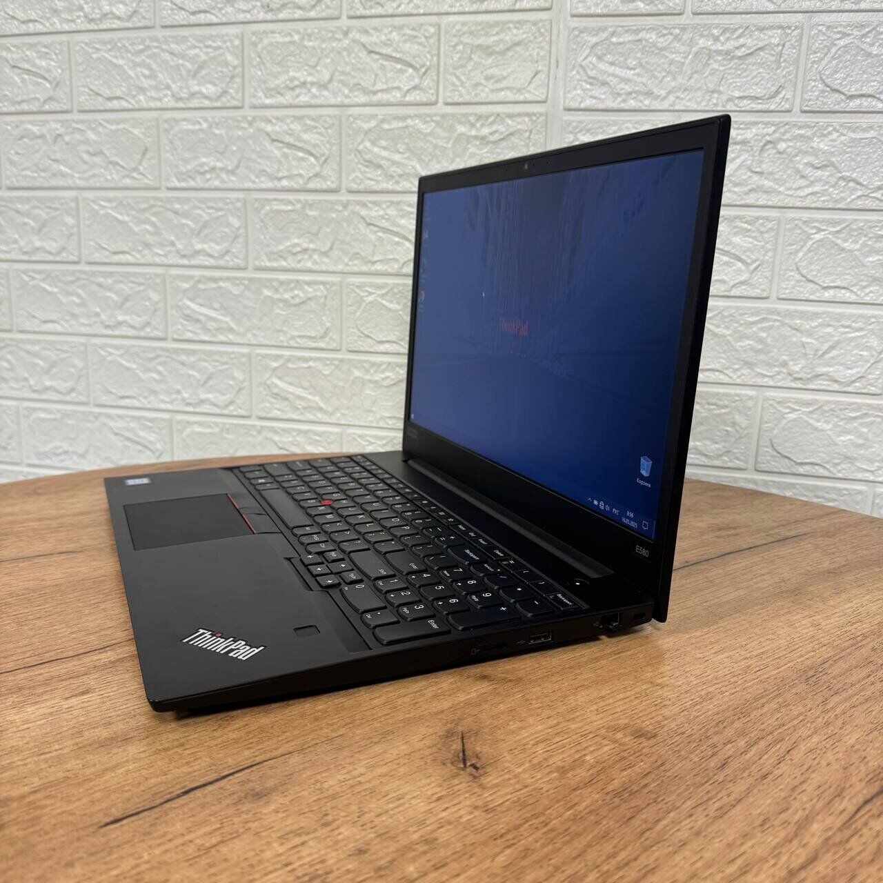 Ноутбук Lenovo ThinkPad E580 / 15.6" (1366x768) TN / Intel Core i5-7200U (2 (4) ядра по 2.5 - 3.1 GHz) / 8 GB DDR4 / 180 GB SSD / Intel UHD Graphics 620 / WebCam - Зображення 5